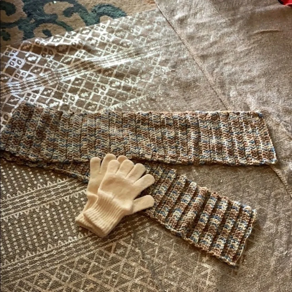 ESTATE Bundle Winter Gloves and Knitted Scarf